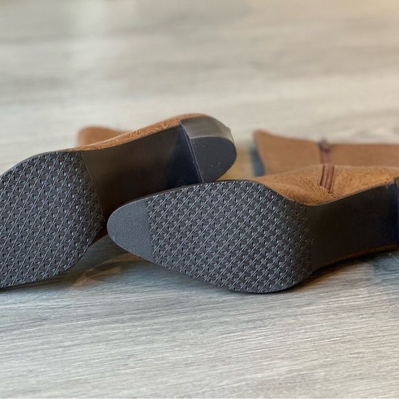 A. Marinelli Side Zip Brown Embossed Stunning Boots! Size 7 -Excellent condition - Picture 4 of 8